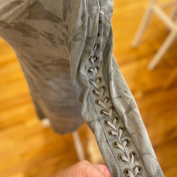 💜 Everything in this closet is 5 for $25 or 3 for $18 XCVI gray tie dyed… - Picture 6 of 7